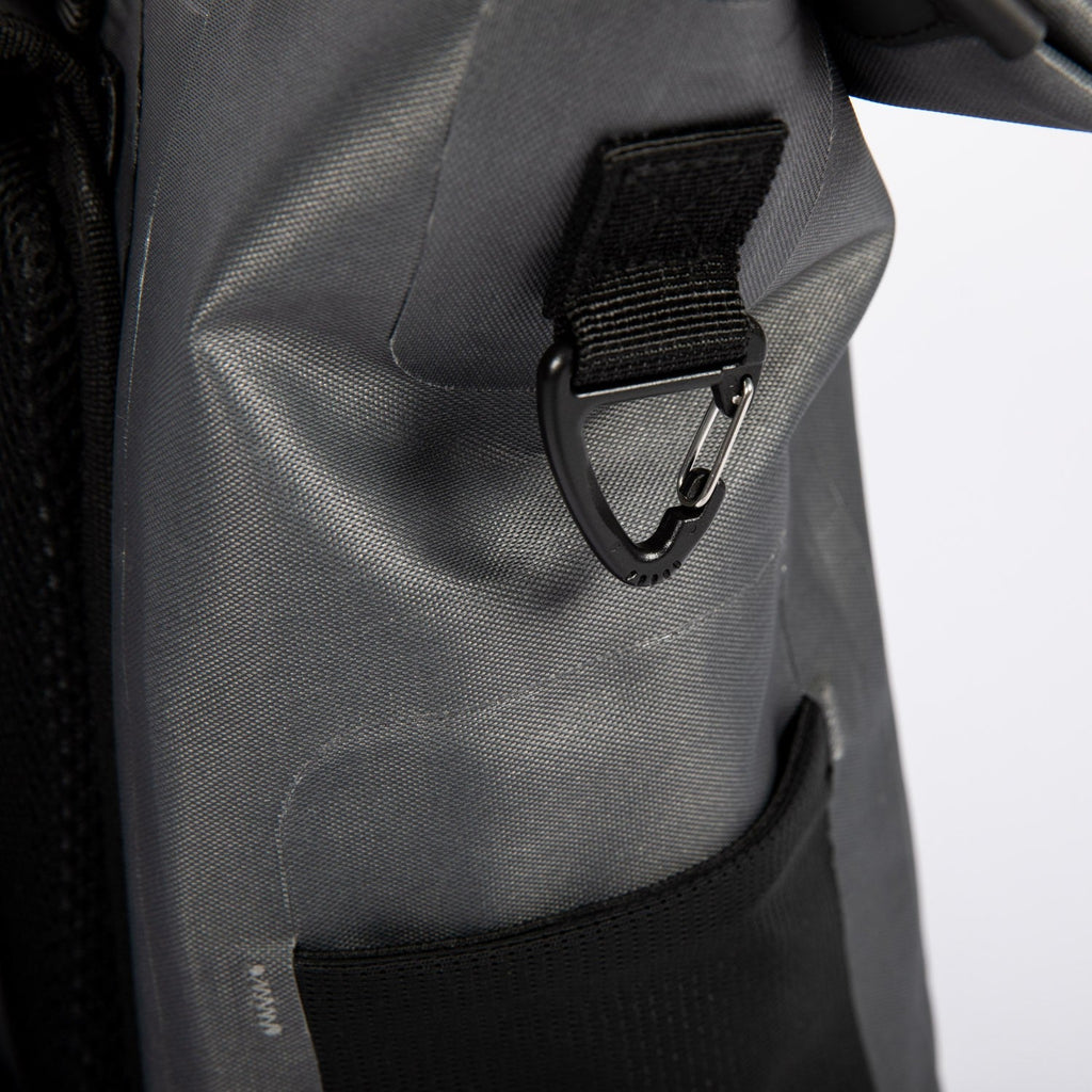 JOBE Tagesrucksack Grau – Fach- und Verschlussdetail
