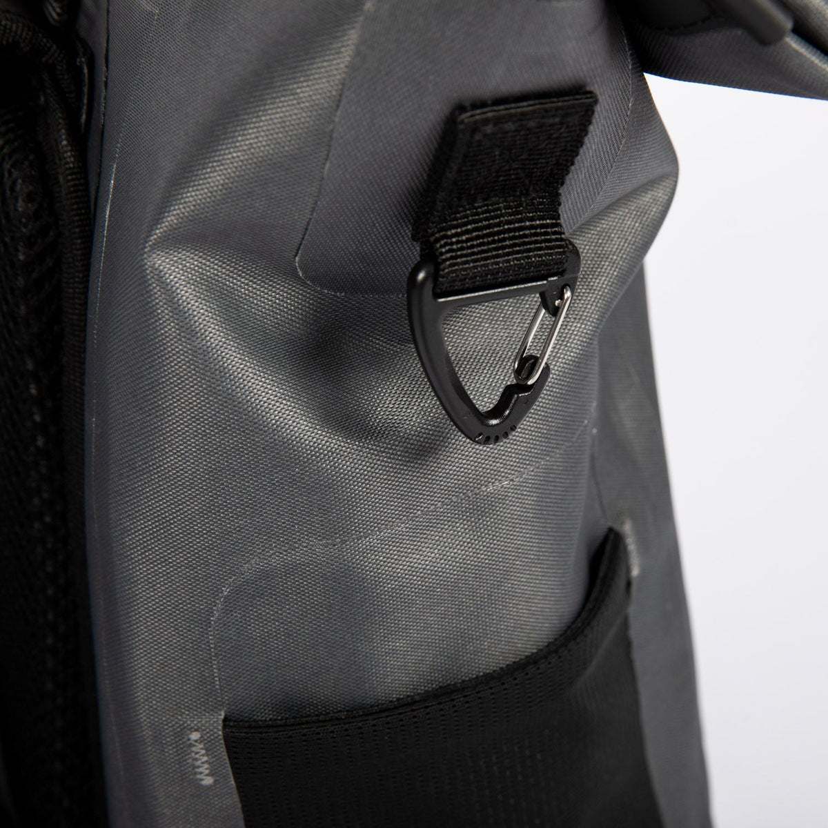 JOBE Tagesrucksack Grau – Fach- und Verschlussdetail